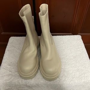 Zara NWT Bloggers Favorite Leather Off White Cream Lug Sole Boots Size 9